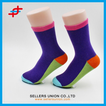 2015 La Chine a fabriqué des chaussettes de sport colorées pour jeunes garçons en gros